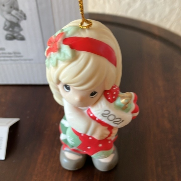 Precious Moments: Girl- You fill me with Christmas cheer- 2021 Ornament - Picture 8 of 16